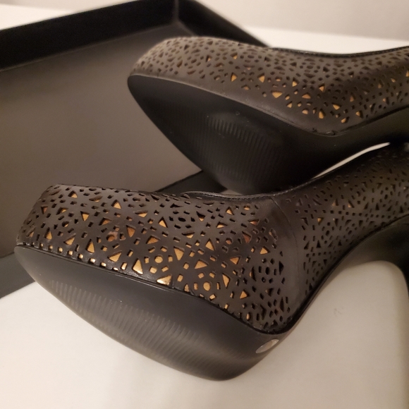 🤎 NEW BCBG PLATFORM HEELS - Picture 4 of 6